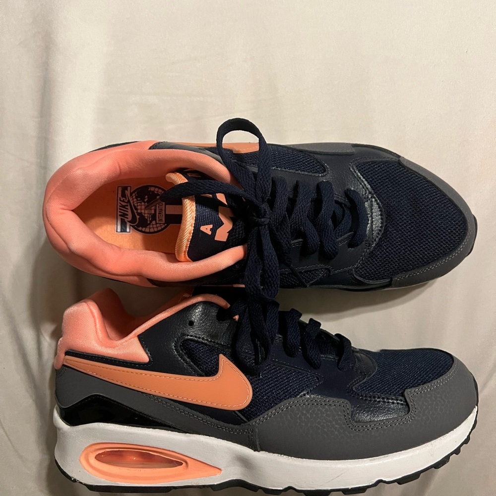 EUC Women’s Nike Air Maxx - Size 8